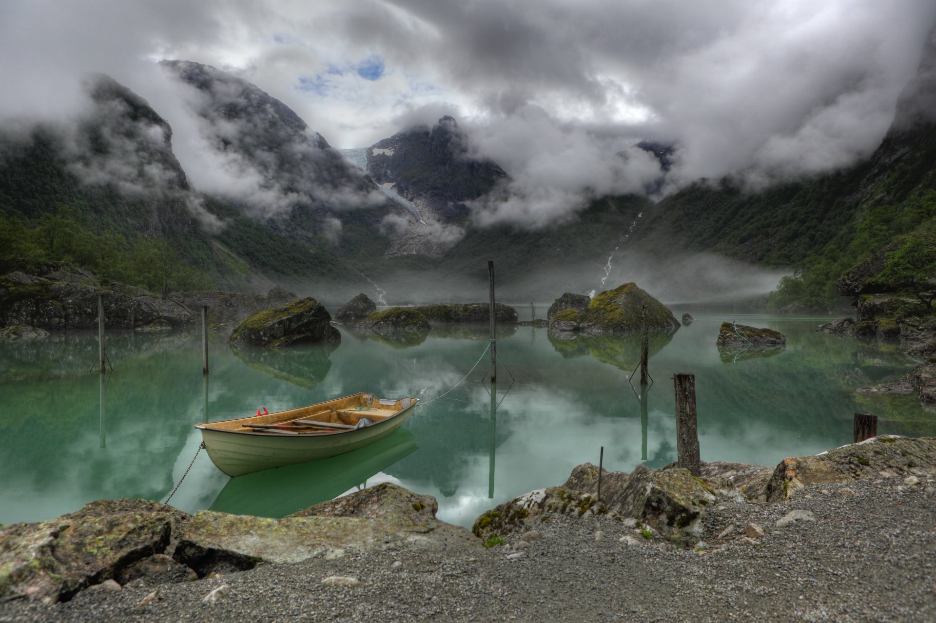 montaña lago barco niebla bondhus noruega