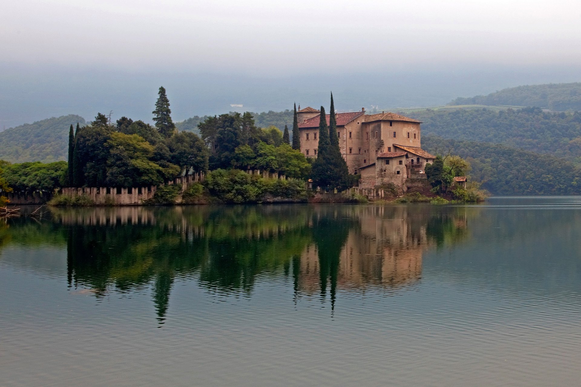 italie collines forêt lac maison