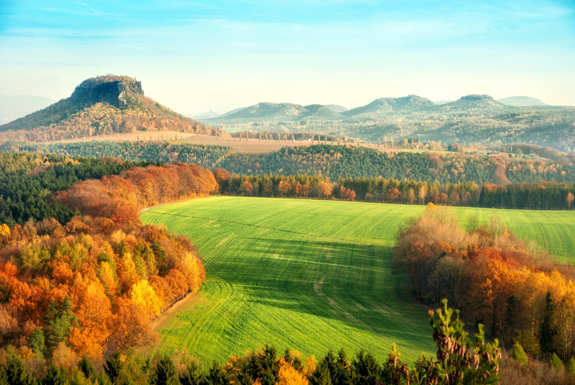 elbsandsteingebirge góry piaskowca łabskiego sächsische schweiz szwajcaria saksońska niemcy jesień natura wzgórza drzewa liście żółty pomarańczowy krajobraz