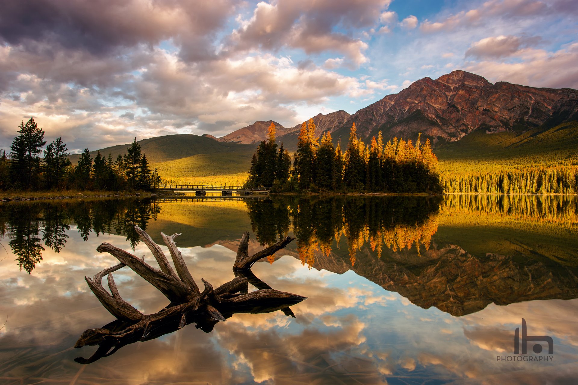 canadá alberta parque nacional jasper lago pirámide montañas lago madera flotante bosque mañana luz