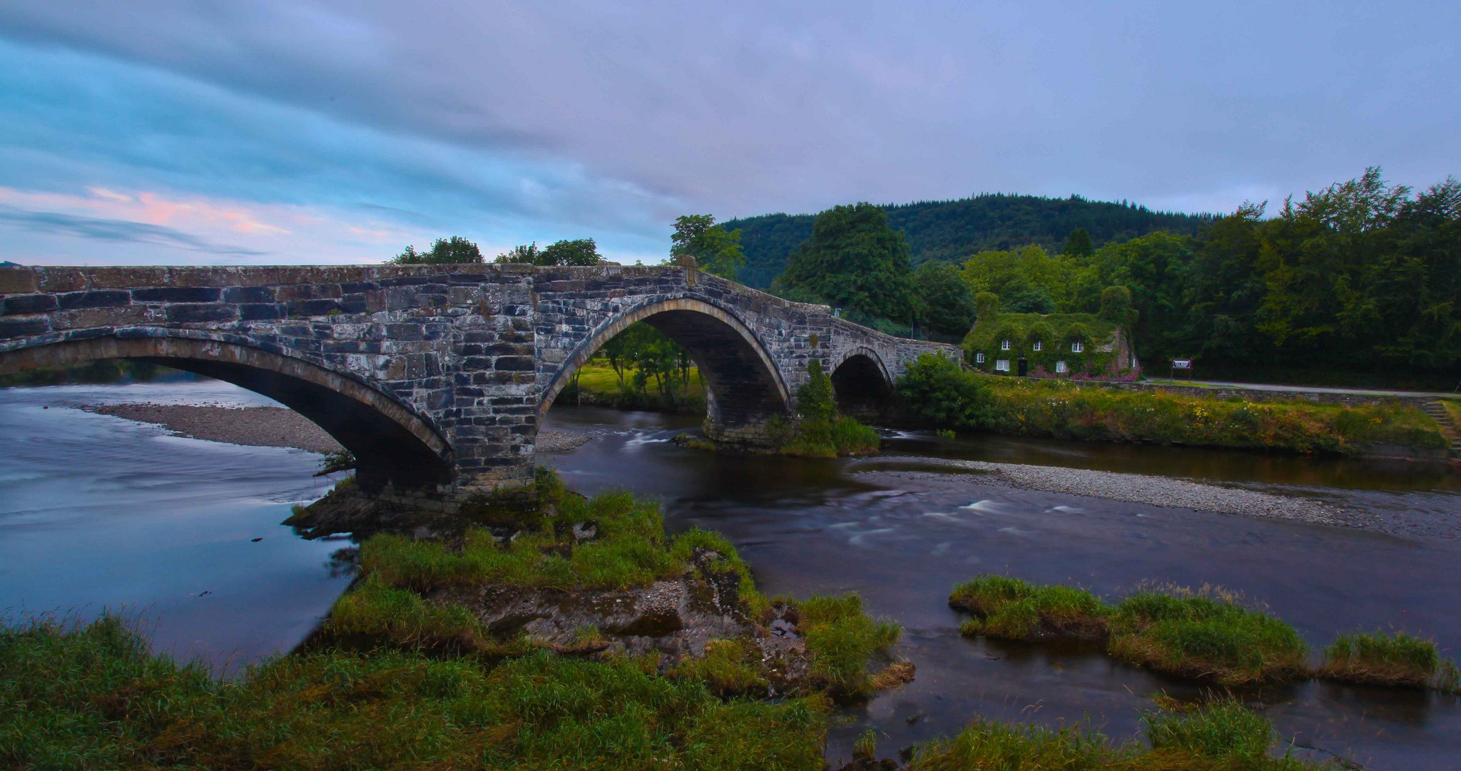 ponte llanrwst galles inghilterra fiume conwy tu hwnt i r bont ponte fiume conwy