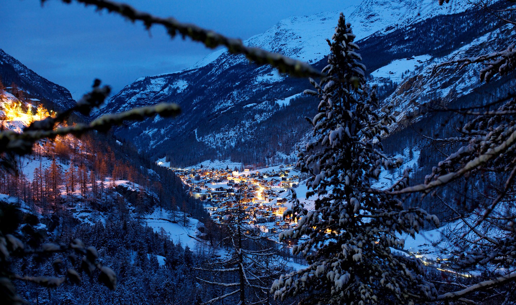 alpen alpi svizzera montagne città vista panorama inverno neve natura sera paesaggio chalet case case alberi