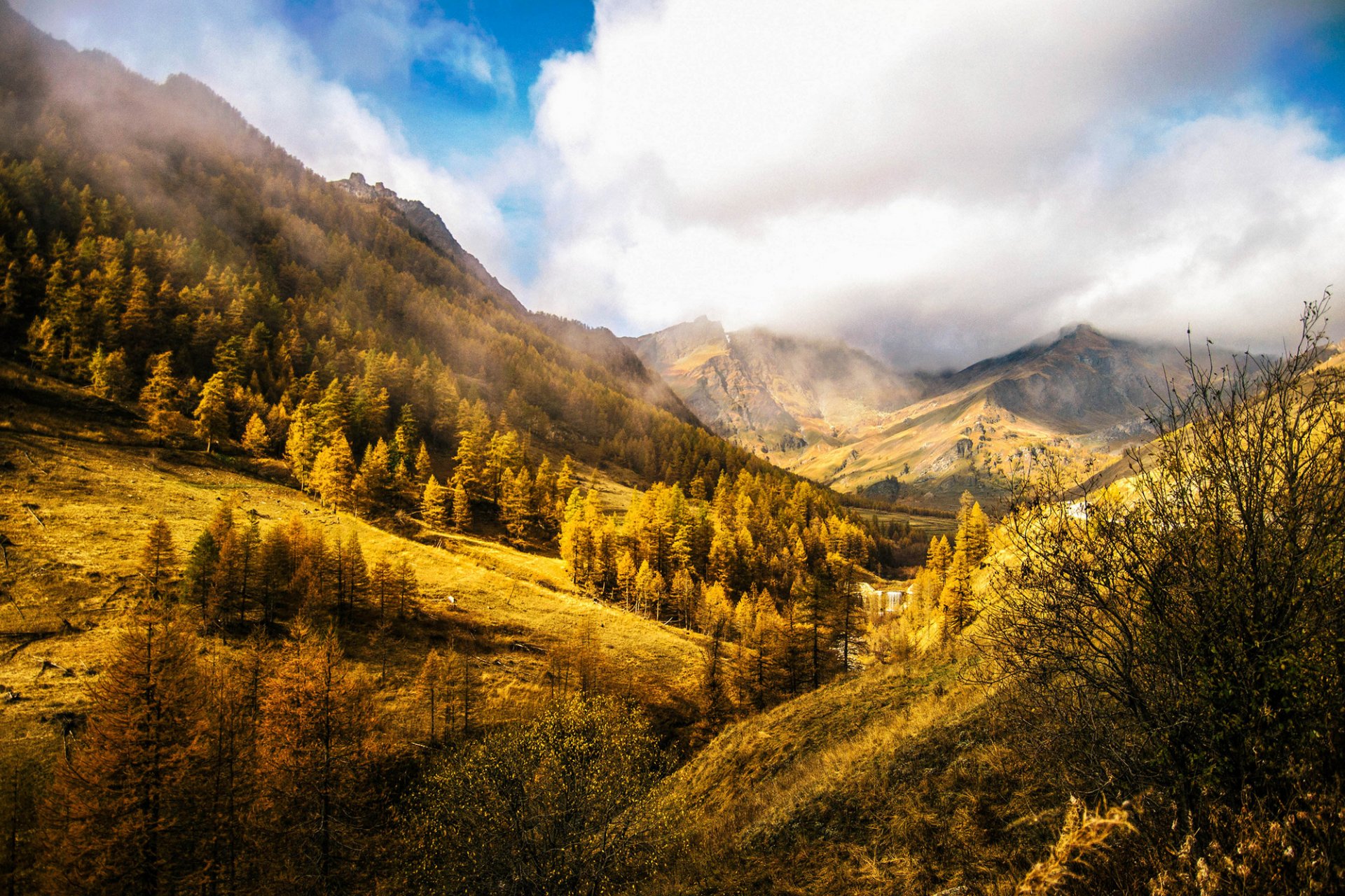 chianale piamonte italia italia montañas colinas árboles otoño cielo nubes naturaleza paisaje