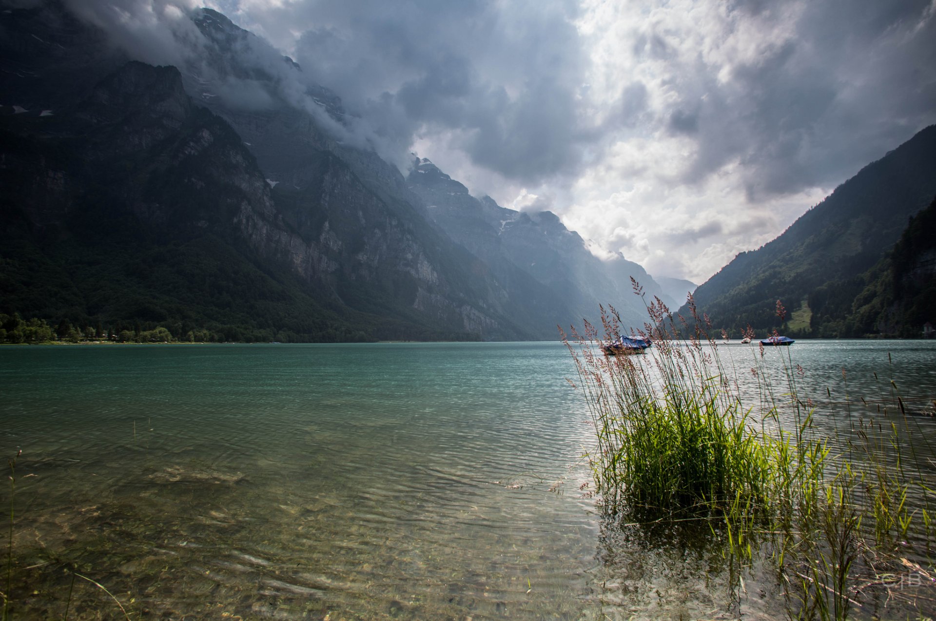 schweiz klöntalersee see berge wolken