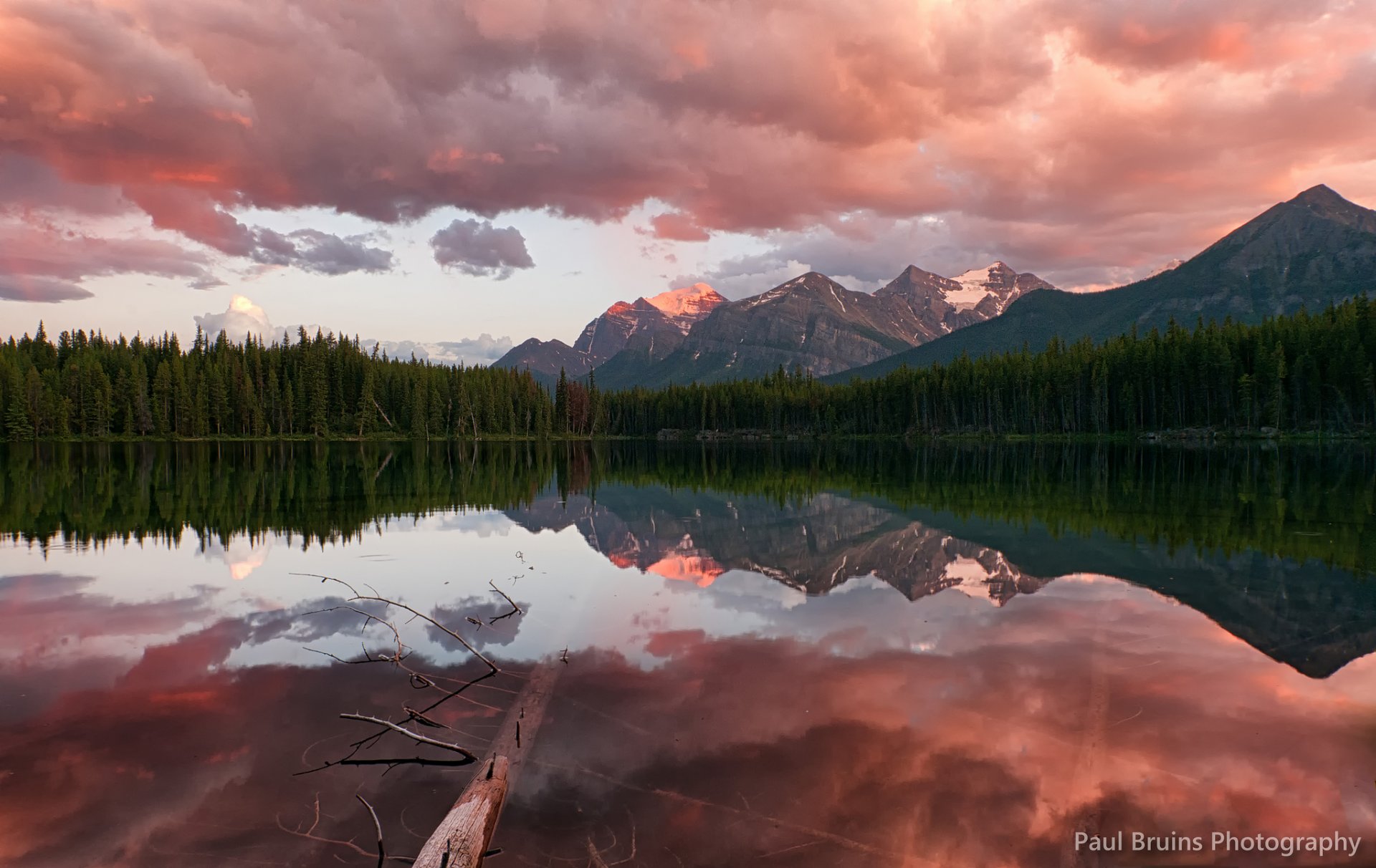 kanada banff national park rocky mountains herbert lake see nadelwald sonnenuntergang himmel wolken abend