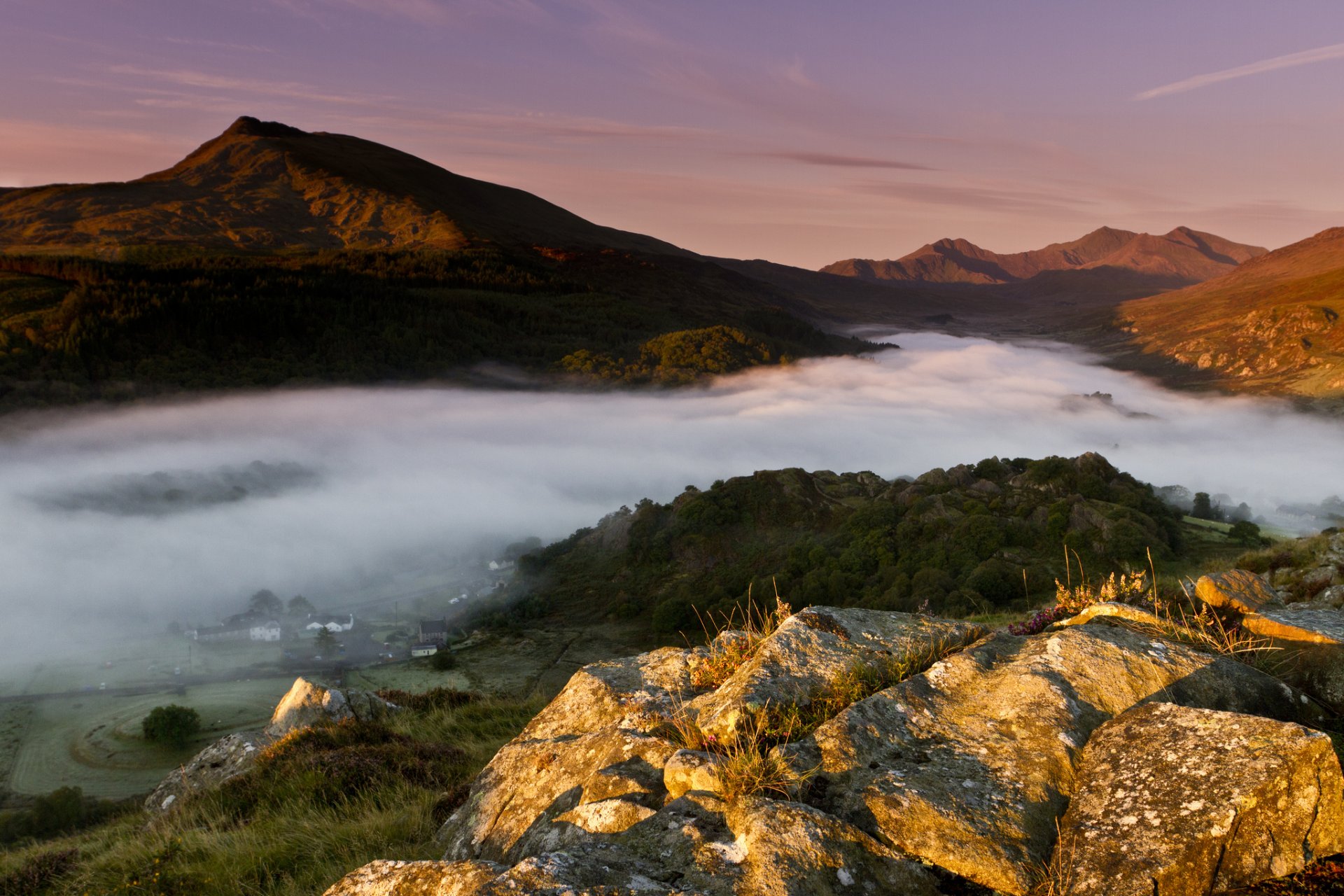 anglia wielka brytania wielka brytania walia miasto capel curig poranek pierwsze promienie mgła dolina góry światło kaani las nicholas livesey fotografia