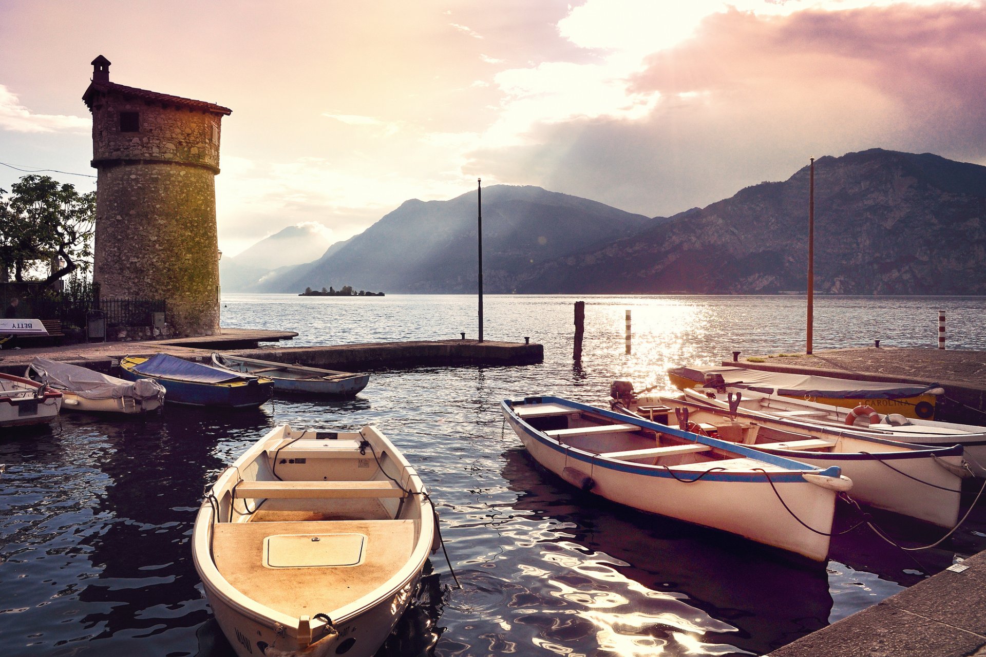 mer montagnes quai bateaux matin italie