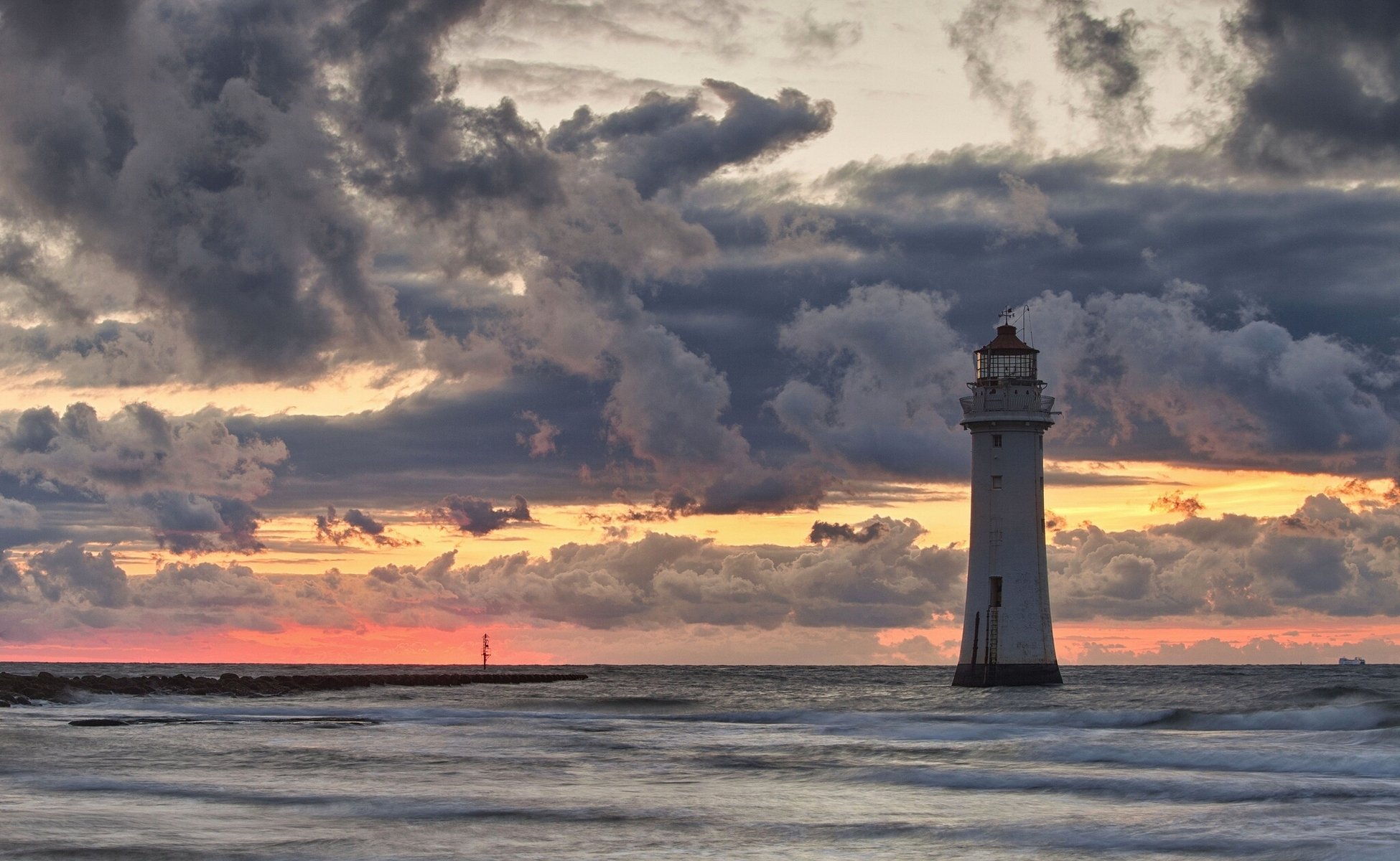 faro mare nuvole