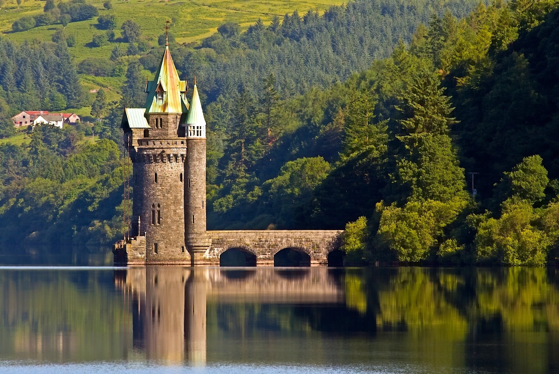 jezioro vyrnwy wieża walia anglia jezioro vyrnwy wieża jezioro vyrnwy odbicie las powierzchnia wody