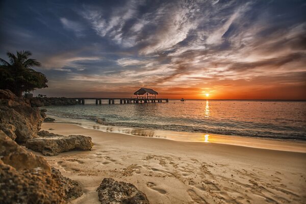 Puesta de sol en la playa junto al mar