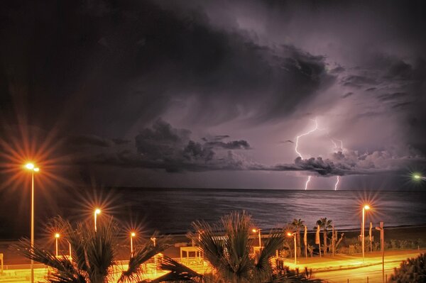 Tormenta nocturna con rayos en el mar