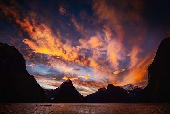 Montagne sullo sfondo del tramonto in Nuova Zelanda