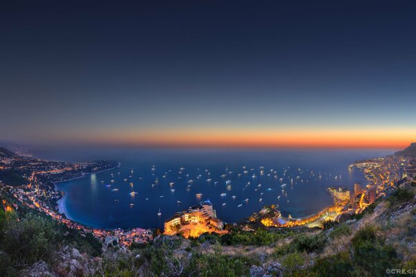 La ciudad de Mónaco por la noche desde la alta montaña