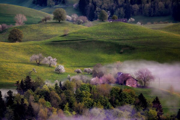 Nebel über einem Dorf mit Hügeln