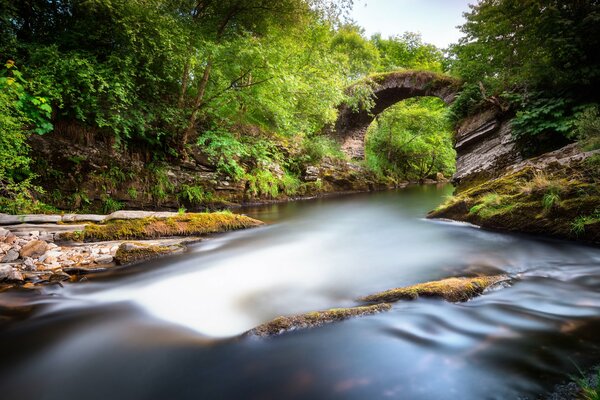 Belleza fabulosa en el valle de Escocia