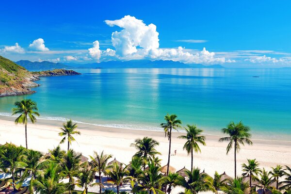 El mar se fusiona con las nubes, y cerca de la playa tropical