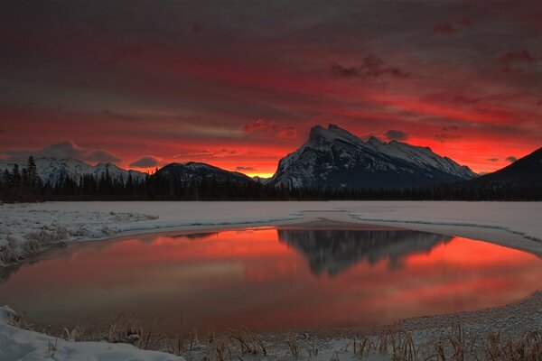 Image of a lake in the mountains at dawn