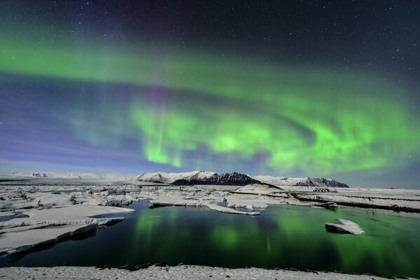 Aurora boreal en el cielo entre el hielo