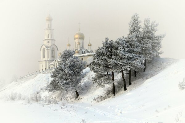 Winterlandschaft mit einer Kirche in Surgut