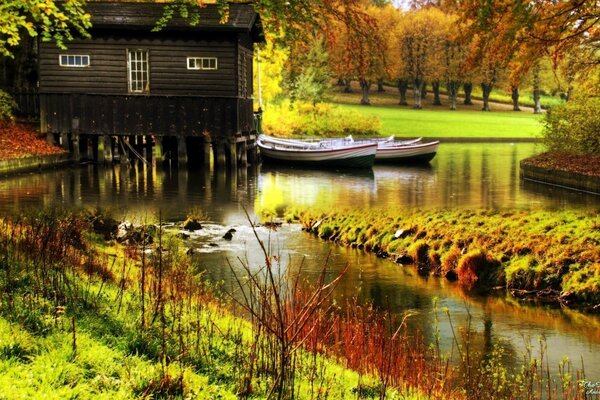 Domek i dwie łodzie. Fotografia jesienna