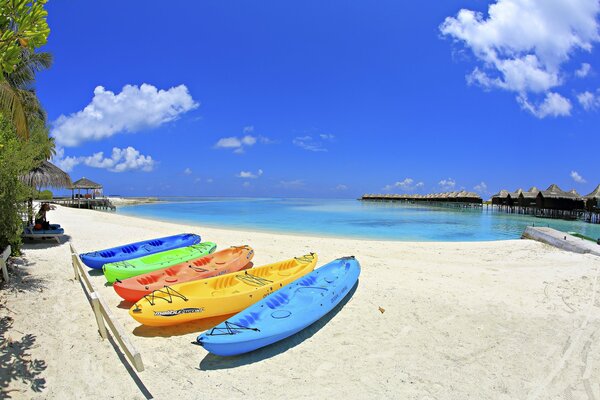 Plage de sable avec des bateaux multicolores