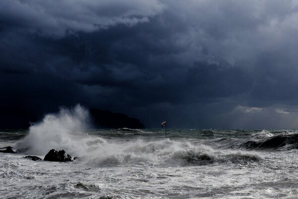 Une mer furieuse et orageuse