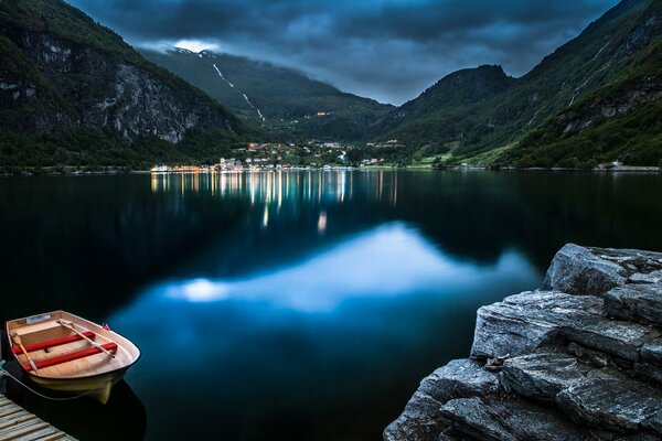 Barca sul lago e Montagna in Norvegia