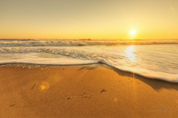 Spiaggia deserta al tramonto