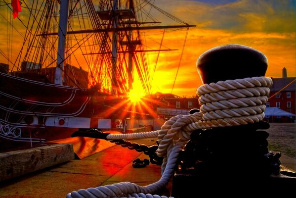 Barco solitario , al atardecer, atracado en la costa