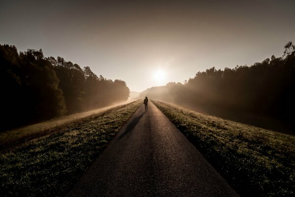 Bild eines Mannes am Morgen auf der Straße im Nebel