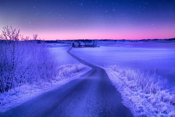 Der Winterhimmel in Norwegen. Lange Straße