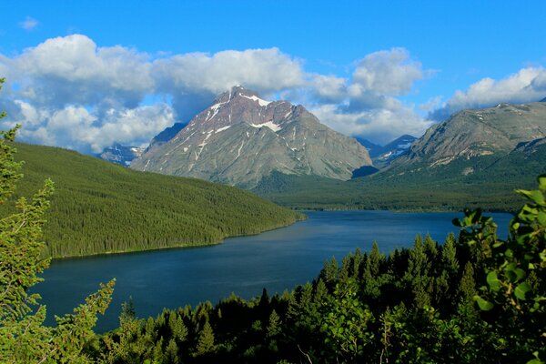 Hermoso Río en el valle de las montañas