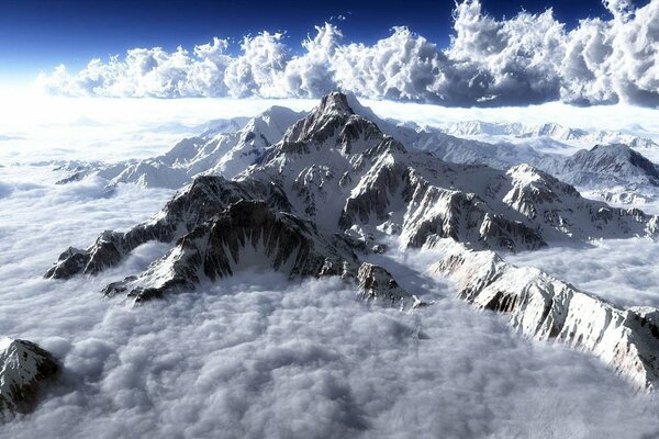 Mountain peaks in snow and clouds