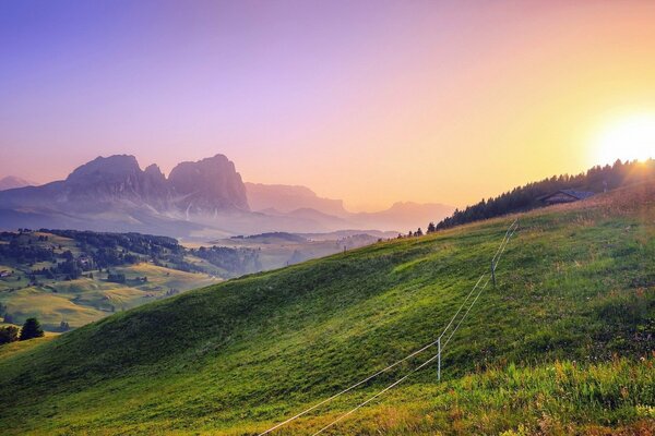 Paesaggio fiabesco del tramonto oltre la montagna