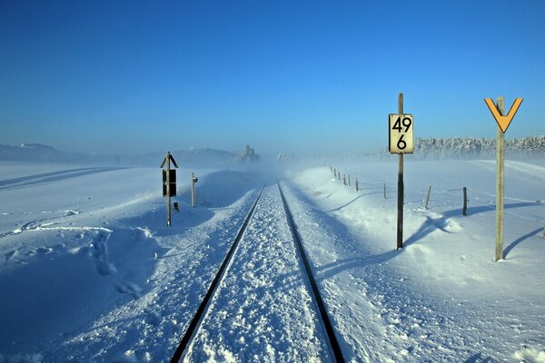 Ferrocarril de invierno con señales