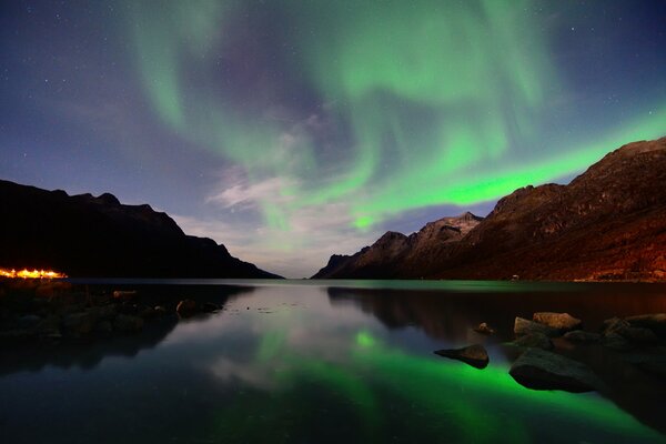 Das Nordlicht spiegelt sich im See wider