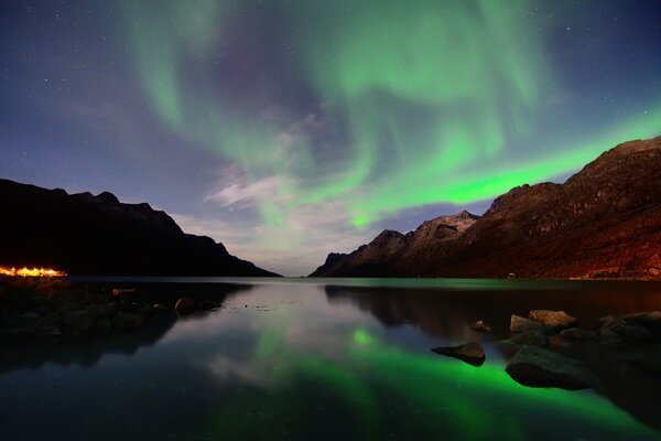 La Aurora boreal se refleja en el lago