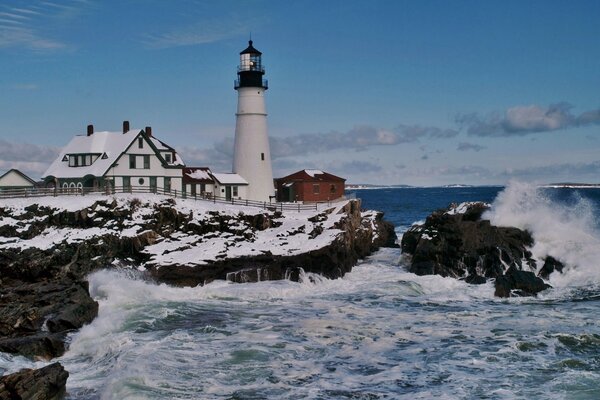 Phare blanc pendant le surf