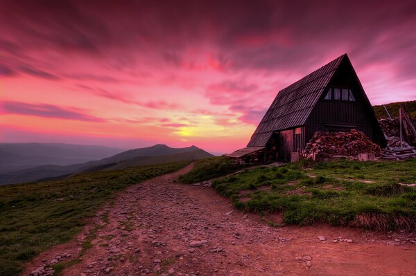 Le crépuscule dans les montagnes de Pologne sur les routes le long des maisons est magnifique