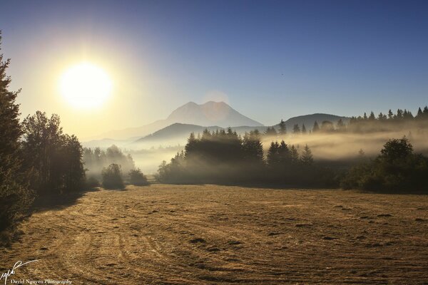 Reflejo del paisaje, niebla de la mañana en el campo