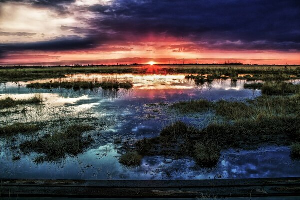 Blaue Wolken am Horizont bei Sonnenuntergang