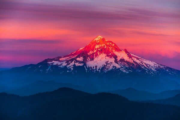 Nature paysage de montagne sur fond de coucher de soleil