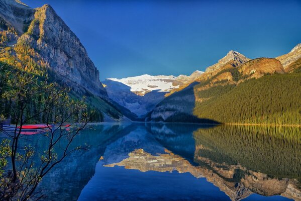 Parque nacional con lago de agua clara