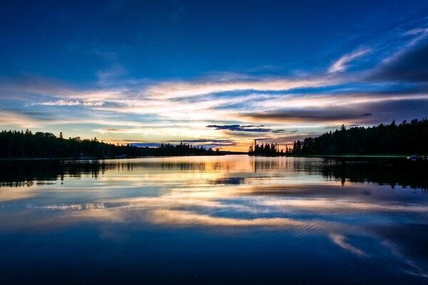 Красивая картина отражение неба в реке