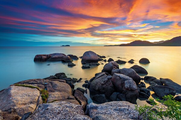 Sonnenaufgang am felsigen Strand