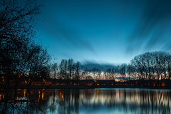 Lago ai raggi di un tramonto crepuscolare