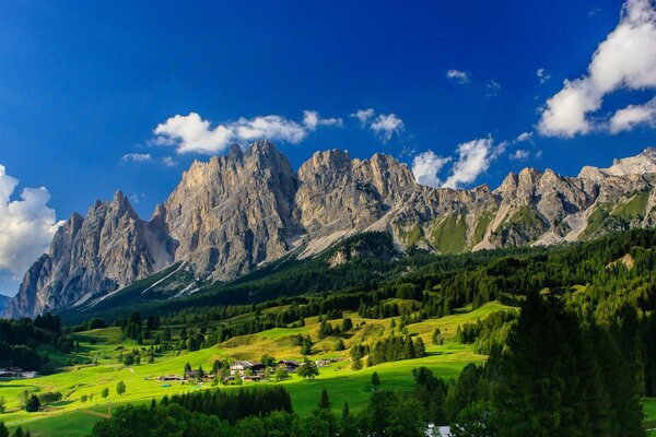 Pueblos verdes en las montañas de Bovaria