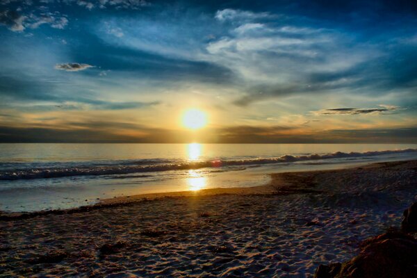 Coucher de soleil ensoleillé sur la plage