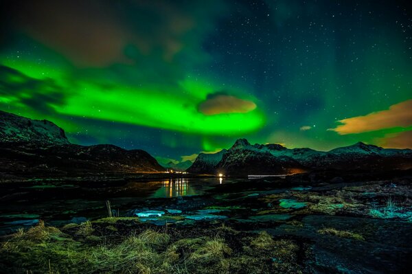 Increíblemente hermosa Aurora boreal sobre las islas Lofoten