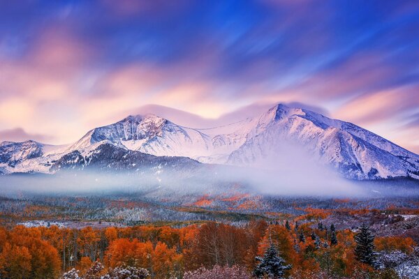 Montagnes enneigées sur fond de ciel dégagé